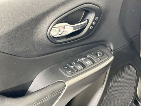 Used 2022 Jeep Cherokee Limited AWD/4WD image 16