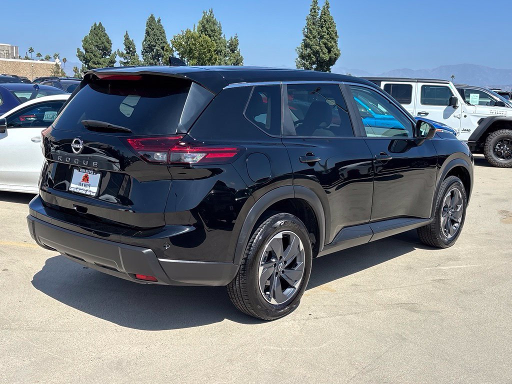 Used 2025 Nissan Rogue SV FWD image 3
