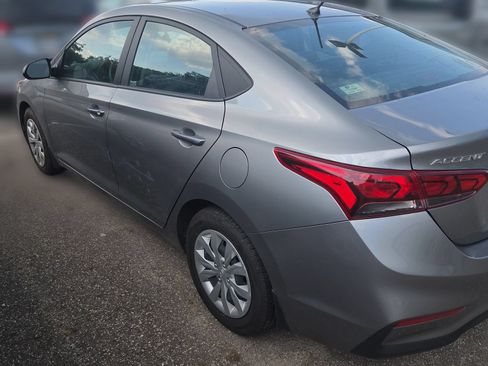 Used 2022 Hyundai Accent SE FWD image 2