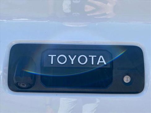 Used 2017 Toyota Tacoma TRD Sport w/ Premium & Technology Package RWD image 7