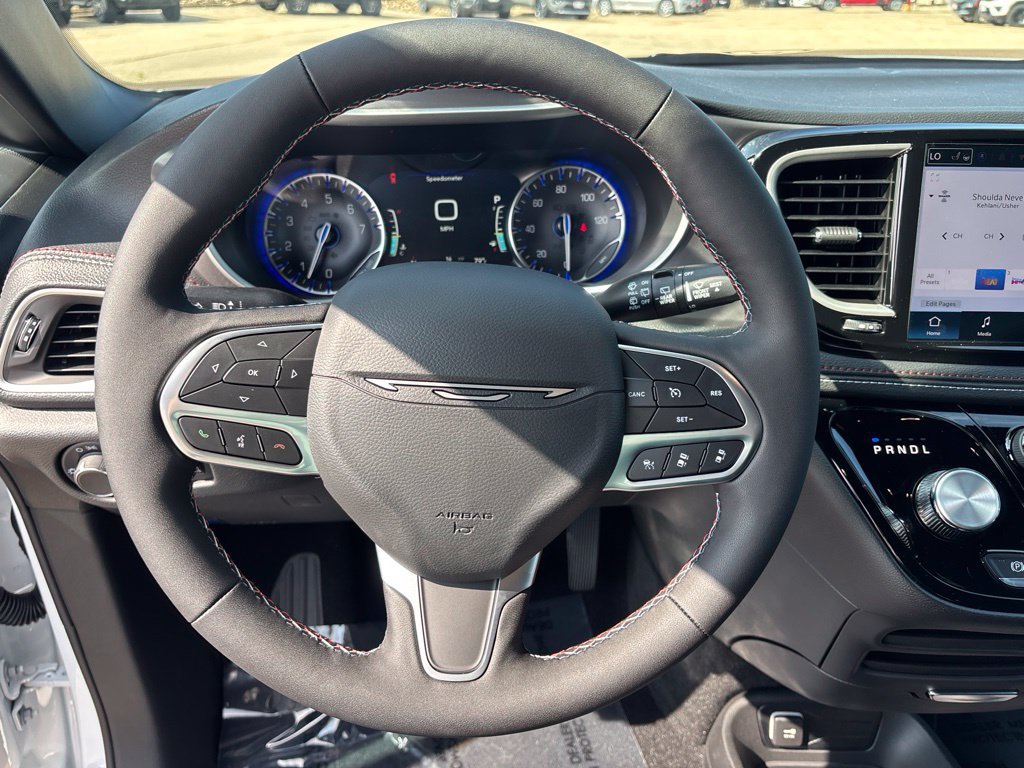 New 2027 Chrysler Pacifica Select AWD/4WD image 17