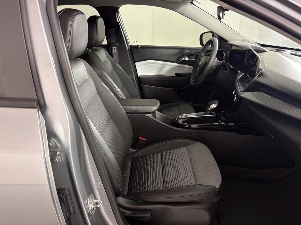 Used 2024 Chevrolet Trax LT FWD image 46