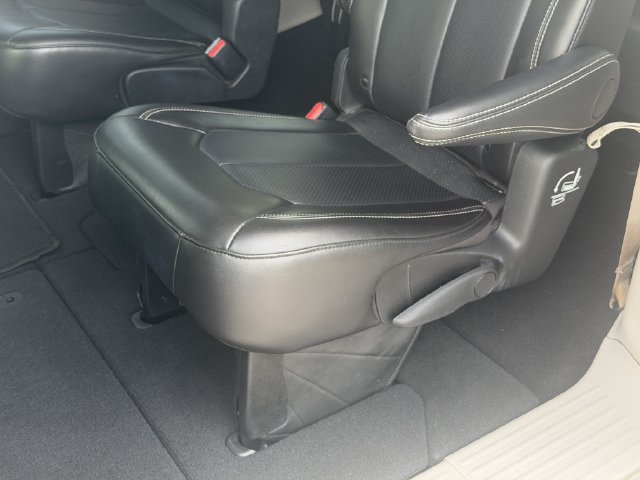 Used 2024 Chrysler Pacifica Touring-L FWD image 22
