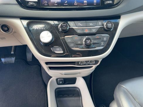 Used 2023 Chrysler Pacifica Touring-L image 16