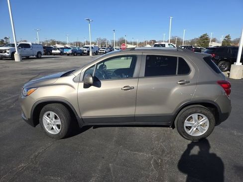 Used 2022 Chevrolet Trax LT w/ LT Convenience Package image 17