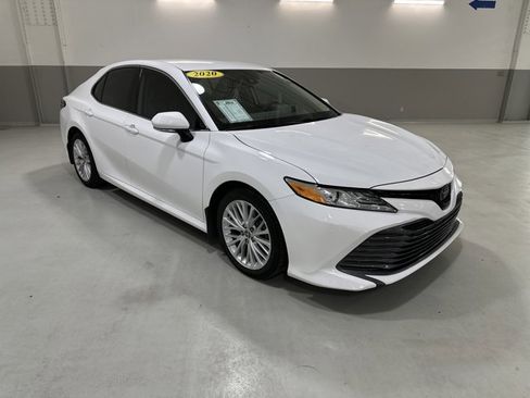 Used 2020 Toyota Camry XLE image 4