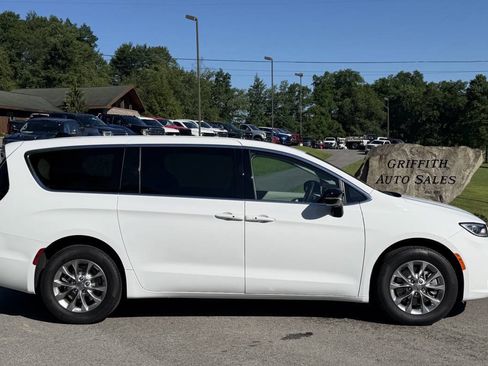 Used 2024 Chrysler Pacifica Touring-L AWD/4WD image 2