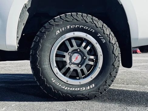 Used 2010 Toyota Tundra 4x4 CrewMax image 23