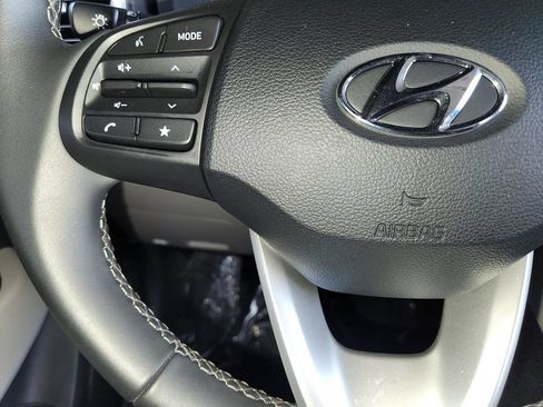 Used 2025 Hyundai Venue SEL FWD image 25