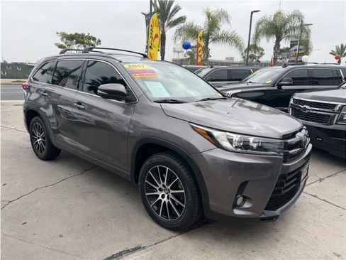 Used 2017 Toyota Highlander SE FWD image 8