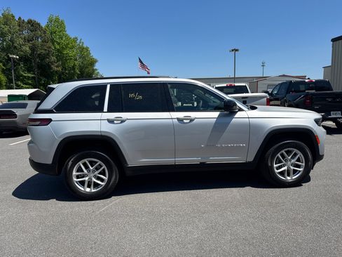 Used 2025 Jeep Grand Cherokee Laredo X RWD image 4