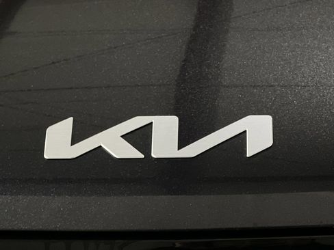 Used 2025 Kia Carnival FWD image 20
