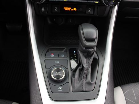 Used 2020 Toyota RAV4 XLE image 13