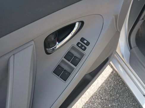 Used 2011 Toyota Camry LE w/ LE Extra-Value Pkg FWD image 10