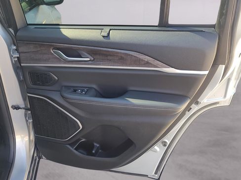 Used 2022 Jeep Grand Cherokee Limited w/ Luxury Tech Group II image 16