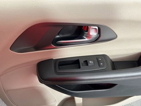 Used 2024 Chrysler Pacifica Touring-L image 10