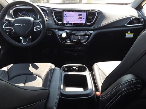 New 2026 Chrysler Pacifica Select image 10