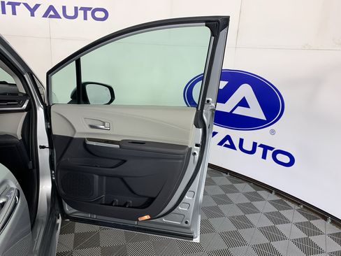 Used 2023 Toyota Sienna XLE FWD image 35