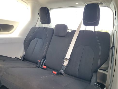 Used 2022 Chrysler Voyager LX image 10