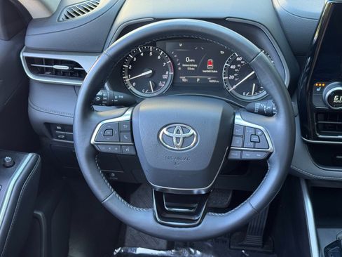 Used 2021 Toyota Highlander XLE FWD image 18