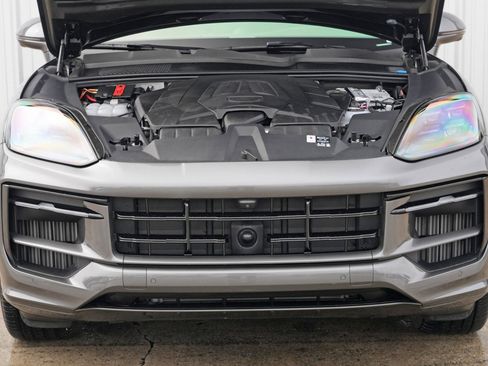 Used 2025 Porsche Cayenne S image 8