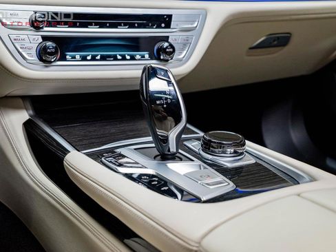 Used 2021 BMW 750i xDrive w/ Executive Package image 14