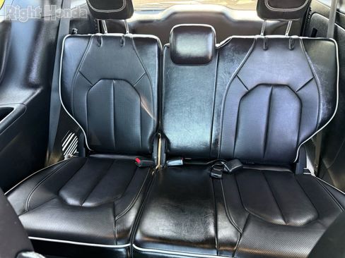Used 2025 Chrysler Pacifica Limited image 27