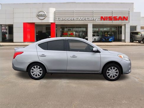 Used 2014 Nissan Versa SV image 2