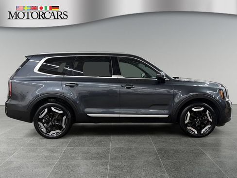 Used 2024 Kia Telluride EX w/ EX Captain's Chair Package AWD/4WD image 2