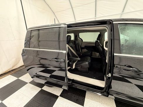 Used 2024 Chrysler Pacifica Touring-L image 24