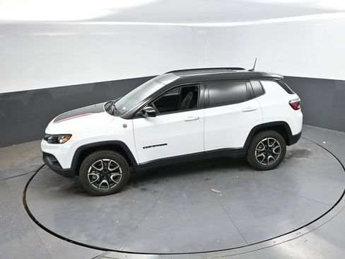 Used 2025 Jeep Compass Trailhawk AWD/4WD image 43
