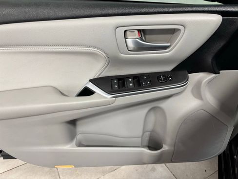 Used 2016 Toyota Camry image 18