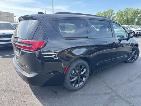 Used 2027 Chrysler Pacifica Limited FWD image 4