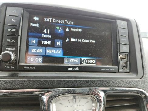 Used 2014 Chrysler Town & Country Touring image 12