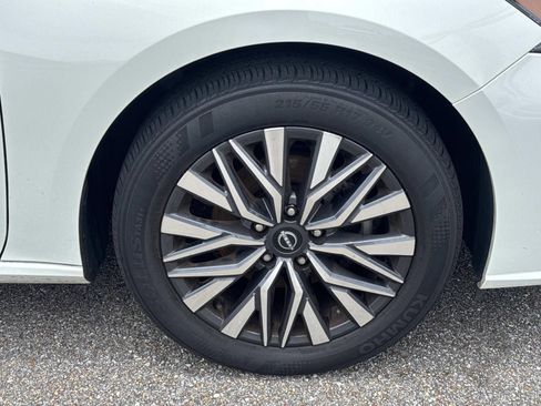 Used 2025 Nissan Altima 2.5 SV FWD image 4