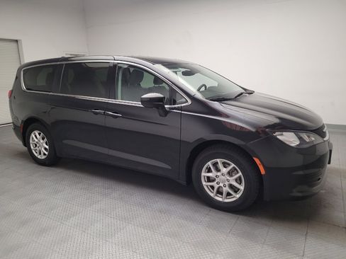 Used 2017 Chrysler Pacifica Touring FWD image 11