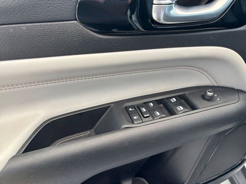 Used 2025 Jeep Compass Limited image 18