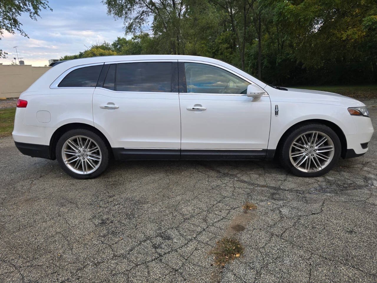 Used 2013 Lincoln MKT AWD image 4