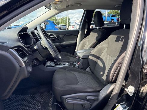 Used 2019 Jeep Cherokee Latitude w/ Cold Weather Group FWD image 16