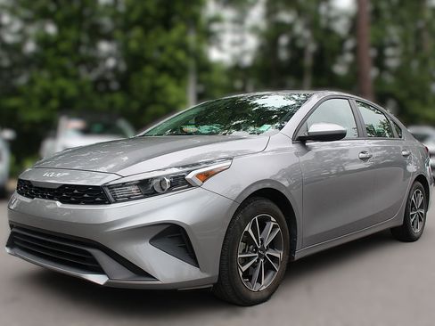 Certified 2024 Kia Forte LXS FWD image 3