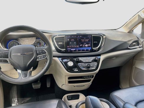 Used 2023 Chrysler Pacifica Touring-L FWD image 16