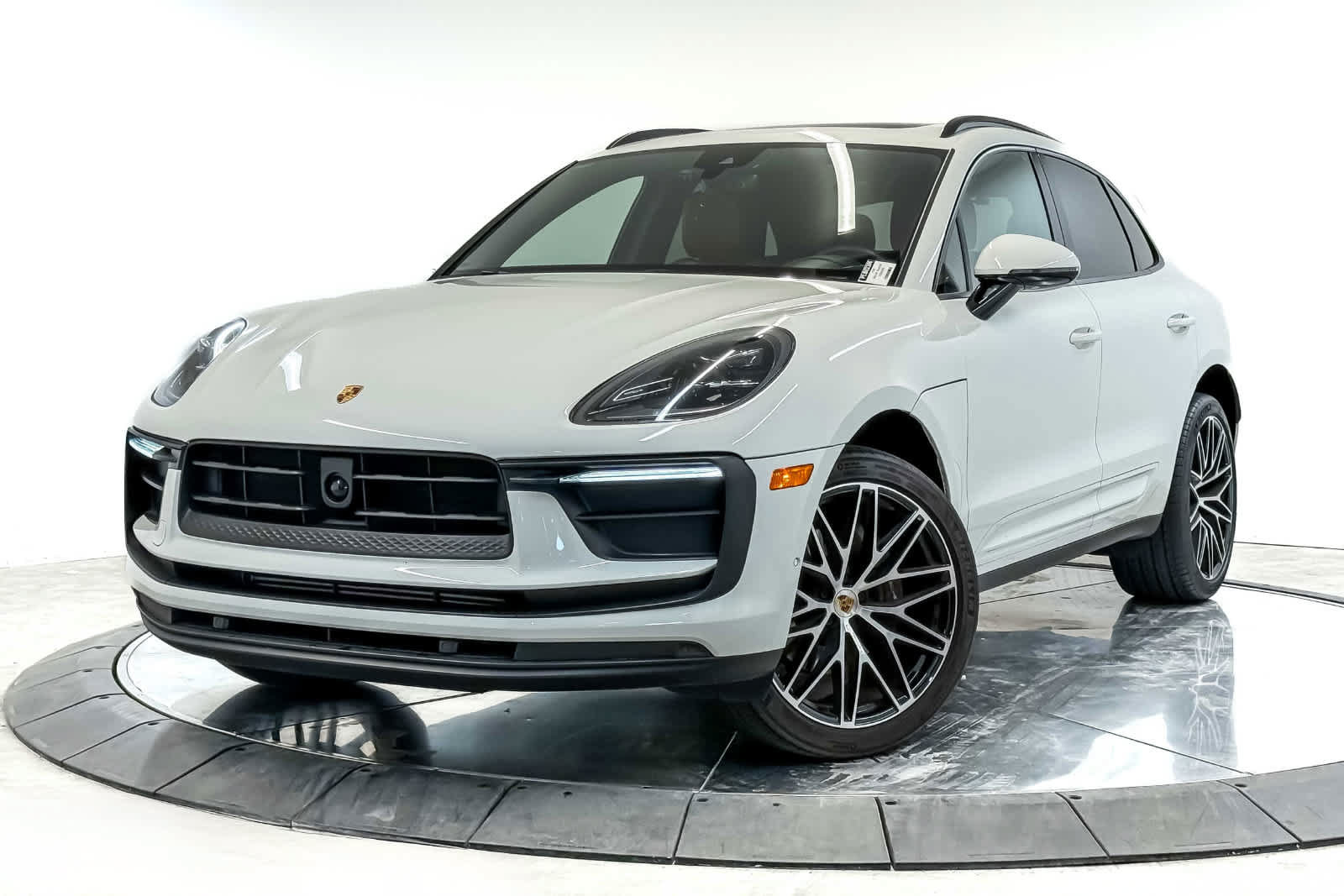 Certified 2023 Porsche Macan AWD/4WD image 1