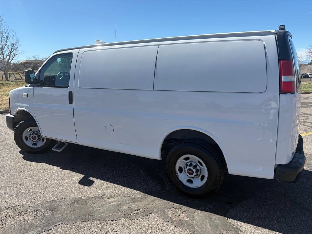 Used 2009 GMC Savana 3500 RWD image 2