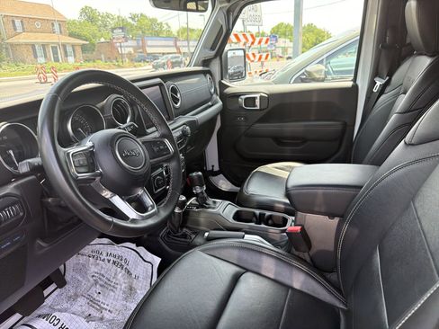 Used 2022 Jeep Wrangler Unlimited Sahara w/ Cold Weather Group AWD/4WD image 23