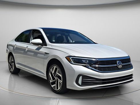 Certified 2023 Volkswagen Jetta SEL FWD image 9