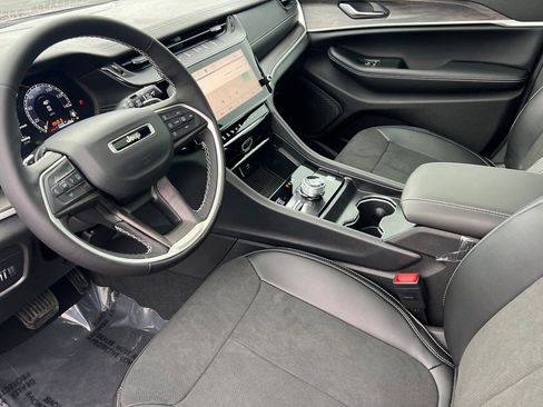 New 2026 Jeep Grand Cherokee Altitude image 8