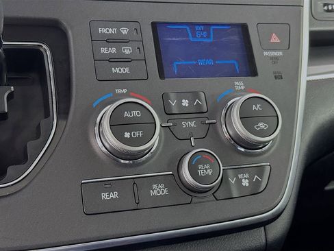 Used 2018 Toyota Sienna SE w/ SE Preferred Package image 21