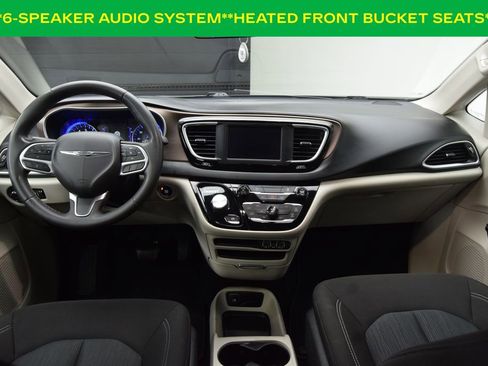 Used 2022 Chrysler Voyager LX image 4