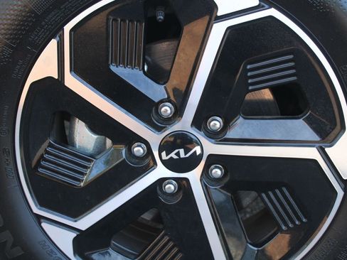 Used 2025 Kia Niro LX image 17