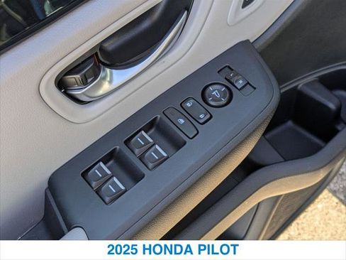 Certified 2025 Honda Pilot EX-L image 13